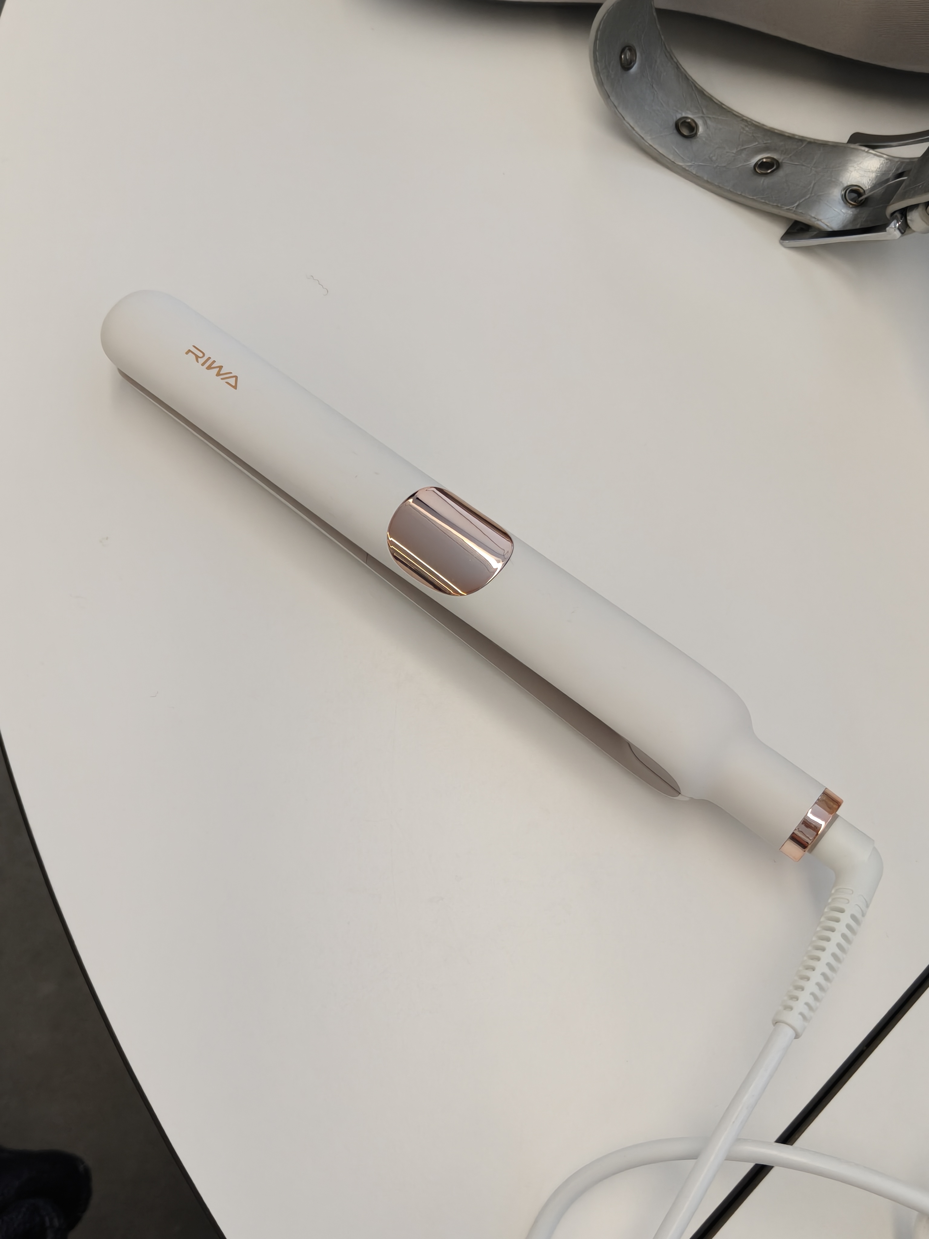 告别反复拉扯：为什么雷瓦直板夹更懂长发造型？